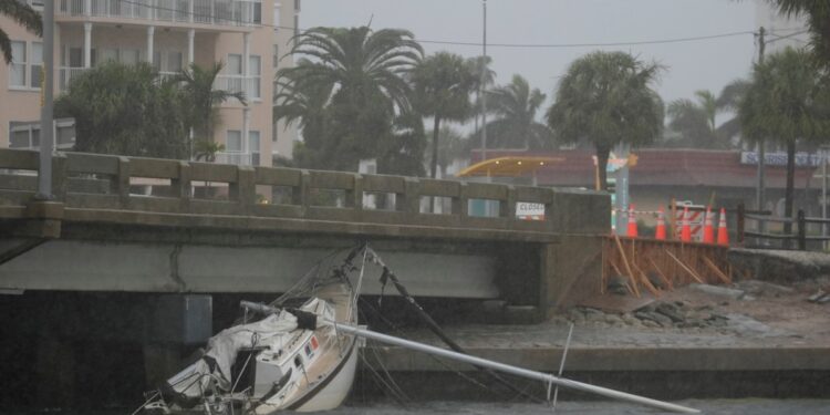 El huracán Milton deja más de tres millones de hogares y estructuras sin
electricidad en la Florida