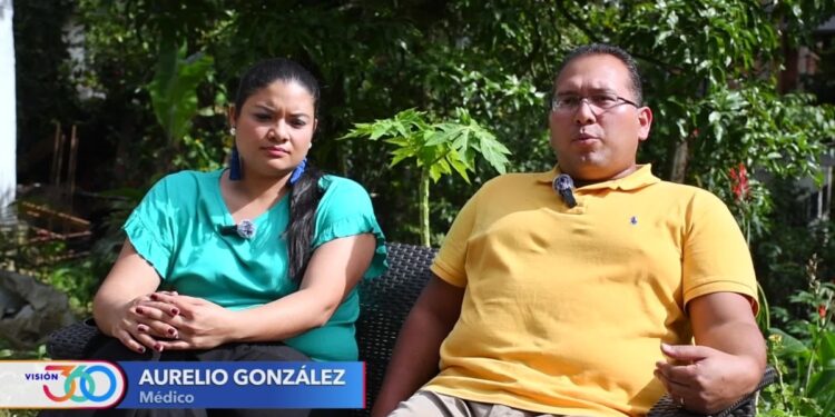 Pareja de médicos panameños se forma en Medellín para luego volver a su pueblo y salvar vidas