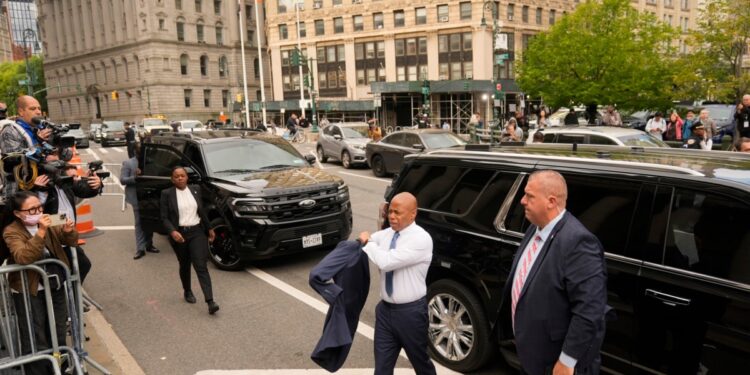 Fiscalía dice que presentará más cargos contra alcalde de Nueva York