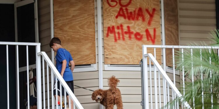 Milton se debilita a huracán categoría 4