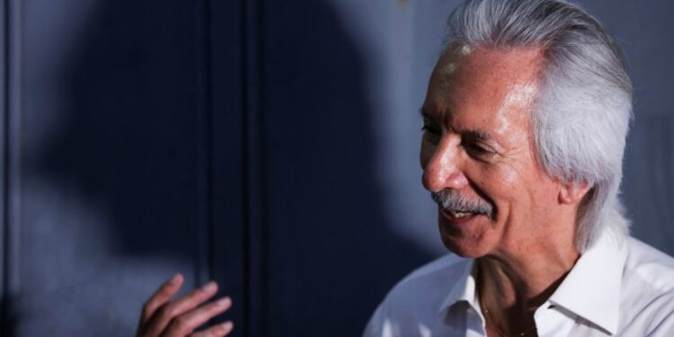 El presidente de Guatemala visita en su casa al periodista excarcelado José Rubén Zamora