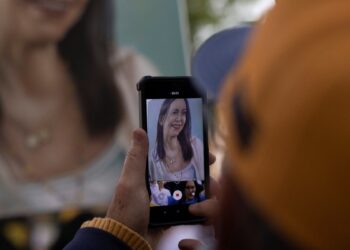 Machado descarta exilio. Chile condena a joven por caso de exmilitar.