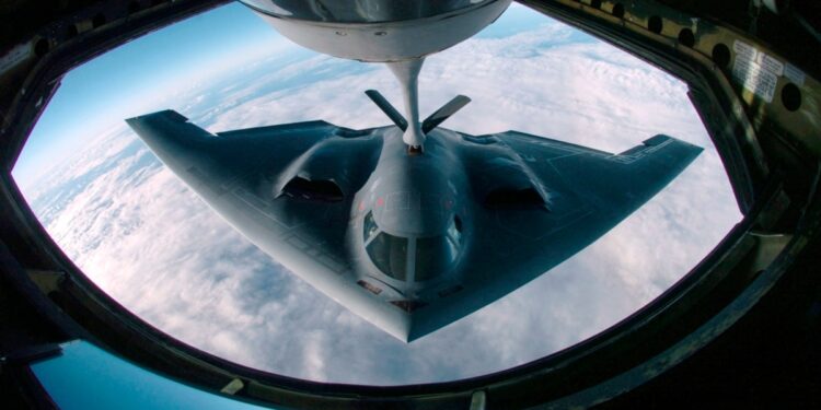 EEUU ataca a búnkeres de hutíes en Yemen con bombarderos furtivos B-2