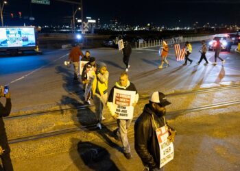 Estibadores de puertos desde Maine a Texas en huelga que podría causar desabastecimiento