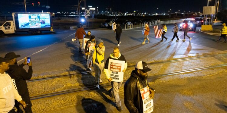 Estibadores de puertos desde Maine a Texas en huelga que podría causar desabastecimiento