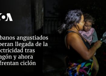 Cubanos angustiados esperan llegada de la electricidad tras apagón y ahora enfrentan ciclón