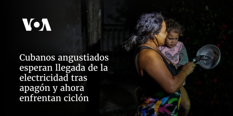 Cubanos angustiados esperan llegada de la electricidad tras apagón y ahora enfrentan ciclón