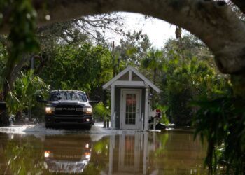 Residentes de Florida se recuperan y deciden qué hacer tras el paso de huracán Milton
