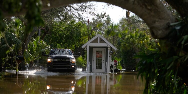 Residentes de Florida se recuperan y deciden qué hacer tras el paso de huracán Milton