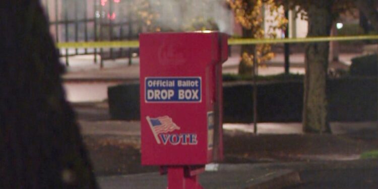 Policía: Incendios en buzones electorales de Oregon y Washington están relacionados