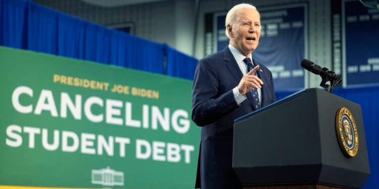 Gobierno de Biden ha cancelado los préstamos de estudios de más de 1 millón de trabajadores públicos