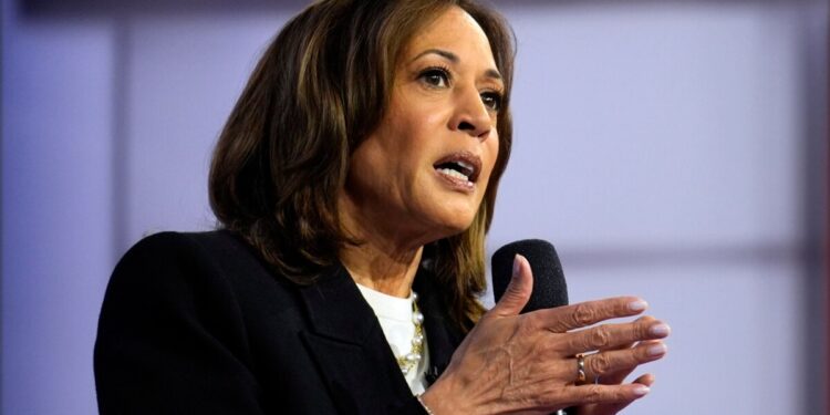 Harris critica a Trump luego de que John Kelly contó que el expresidente elogiaba a Hitler