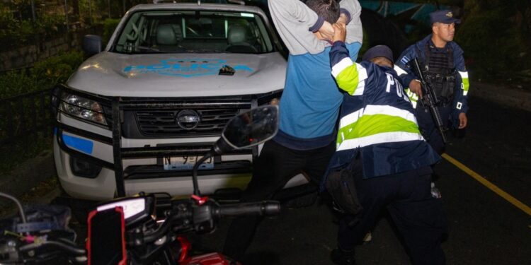 Militares y policías persiguen a pandilleros en populoso barrio de El Salvador