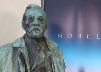 El premio Nóbel de Química es concedido a dos científicos estadounidenses y un británico.