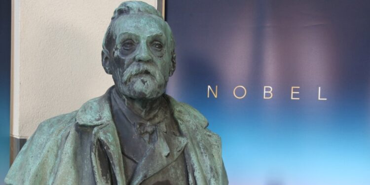 El premio Nóbel de Química es concedido a dos científicos estadounidenses y un británico.