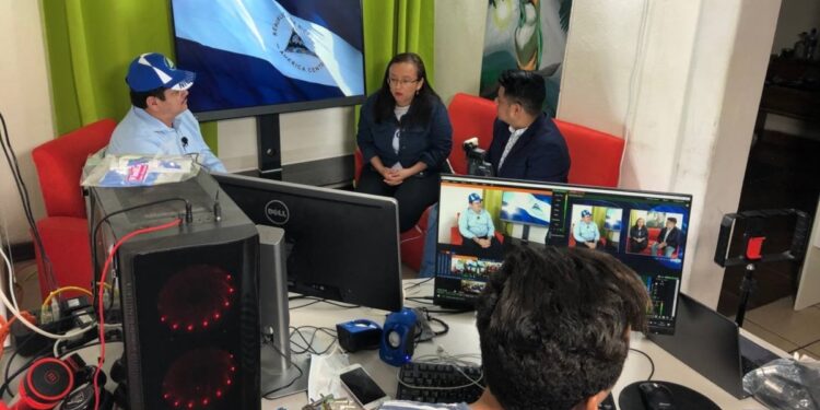 Urge coordinar acciones para proteger a periodistas en el exilio