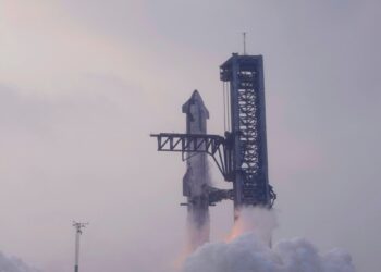 Los ingenieros de Space X mostraron la audacia de atrapar en el aire un cohete que retornaba a la plataforma de lanzamiento