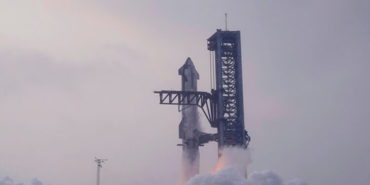 Los ingenieros de Space X mostraron la audacia de atrapar en el aire un cohete que retornaba a la plataforma de lanzamiento