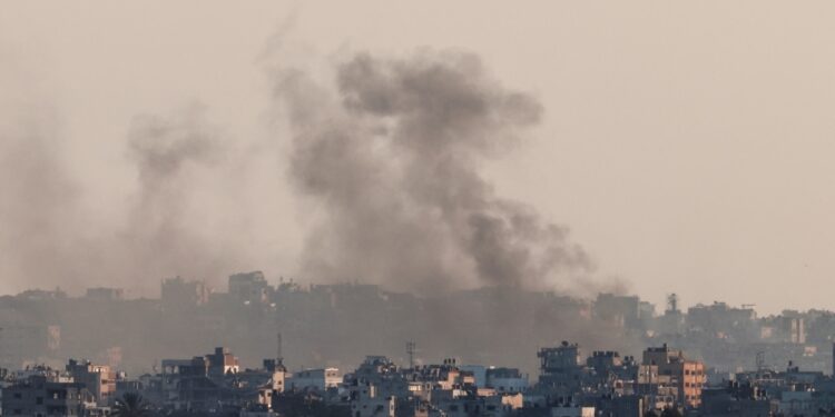 Ataques aéreos israelíes dejan 18 muertos en el centro de Beirut
