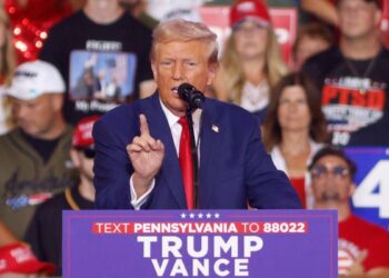 Trump arremete contra Harris y presentadoras de TV durante acto de campaña en Pensilvania