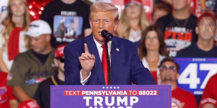 Trump arremete contra Harris y presentadoras de TV durante acto de campaña en Pensilvania