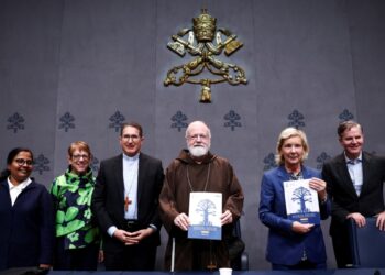 Iglesia católica debe indemnizar mejor a víctimas de abusos y admitir errores, según comisión