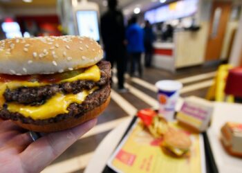 McDonald’s trata de calmar a sus clientes tras letal brote de E. coli en EEUU