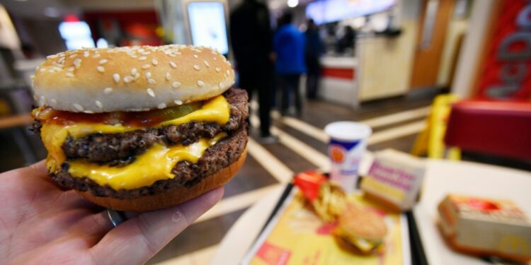 McDonald’s trata de calmar a sus clientes tras letal brote de E. coli en EEUU
