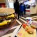 McDonald’s trata de calmar a sus clientes tras letal brote de E. coli en EEUU