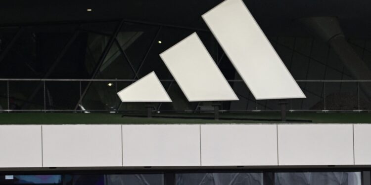 Adidas llega a un acuerdo extrajudicial con el rapero Ye