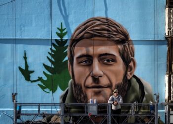 En Fotos | Artista ucraniano cubre los rascacielos de Kiev con imágenes de soldados caídos