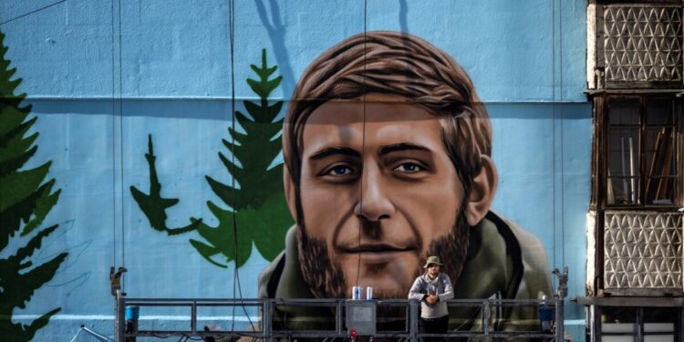 En Fotos | Artista ucraniano cubre los rascacielos de Kiev con imágenes de soldados caídos