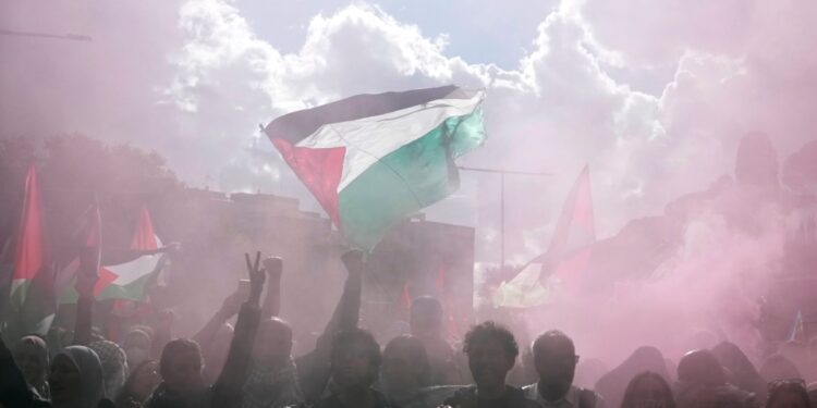 Miles de manifestantes propalestinos protestan en Europa previo a aniversario de ataque