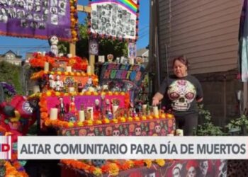 Mujer de Chicago construye gran altar de Día de Muertos