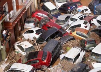 Cuerpos de emergencia trabajan a destajo en varias comunidades españolas tras una devastadora gota fría