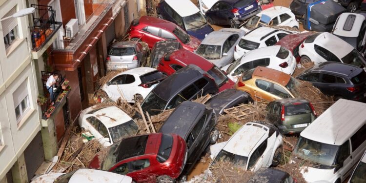 Cuerpos de emergencia trabajan a destajo en varias comunidades españolas tras una devastadora gota fría