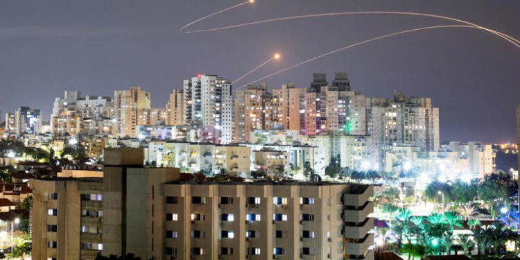 Israel detecta lanzamiento de cohetes desde Gaza un año después del ataque de Hamás