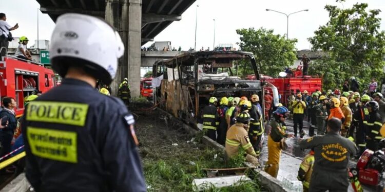 Trágicas imágenes en Tailandia: autobús escolar se calcinó por completo con decenas de niños a bordo