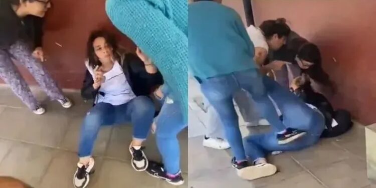 Madres propinaron brutal golpiza a maestra por presunto maltrato a estudiantes (VIDEO)