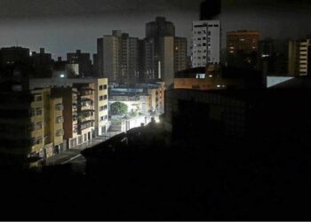 Ecuador aumentará de ocho a 14 horas diarias apagones por grave sequía