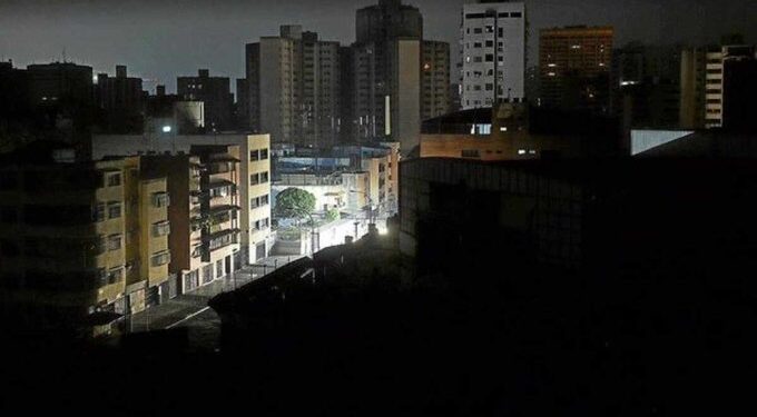 Ecuador aumentará de ocho a 14 horas diarias apagones por grave sequía