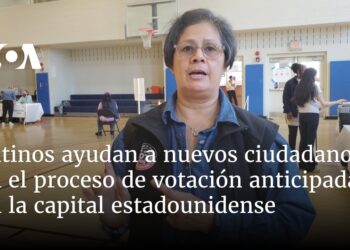 Latinos ayudan a nuevos ciudadanos en el proceso de votación anticipada en la capital estadounidense