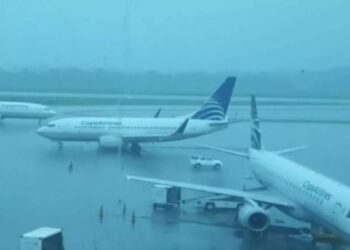 Un aguacero obliga a suspender temporalmente vuelos en Panamá y deja sin energía al metro