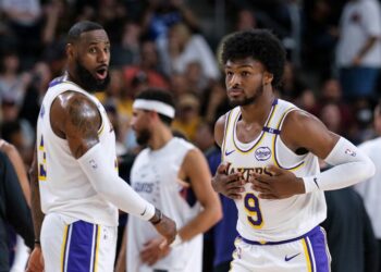 LeBron y su hijo Bronny James debutan juntos en partido de pretemporada para los Lakers
