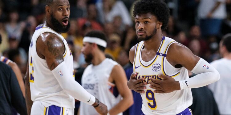 LeBron y su hijo Bronny James debutan juntos en partido de pretemporada para los Lakers