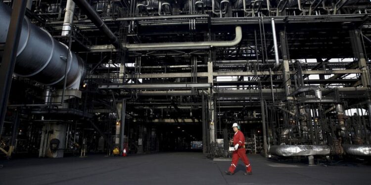 La OPEP y Rusia evaluarán mañana si comienzan a abrir los grifos en diciembre