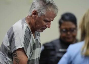 Acusan a padre e hijo de decenas de cargos criminales por tiroteo en escuela de Georgia