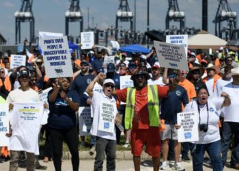 Trabajadores portuarios de EEUU ponen fin a la huelga tras lograr acuerdo de principio