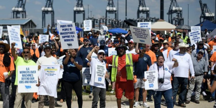 Trabajadores portuarios de EEUU ponen fin a la huelga tras lograr acuerdo de principio