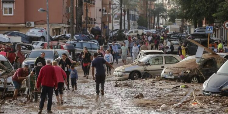 Siguen las tareas de desescombro en España tras las fuertes lluvias: autoridades contabilizan 95 muertos